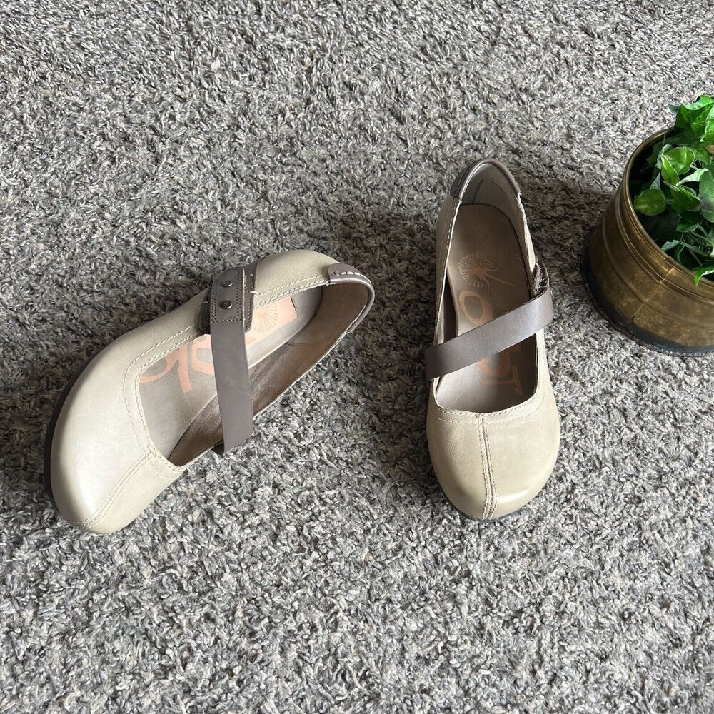 OTBT Women's Salem Size 6 M Tan Brown Leather Mary Jane Wedge Shoes Comfort New